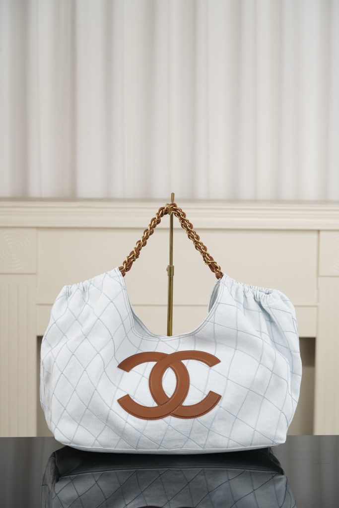 Chanel 26M Coco Beach度假风托特包 浅蓝 图1
