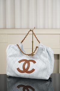 Chanel 26M Coco Beach度假风托特包 浅蓝 图3