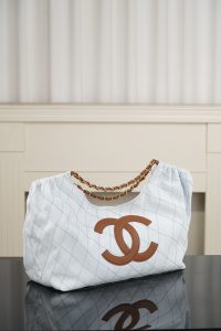 Chanel 26M Coco Beach度假风托特包 浅蓝 图4