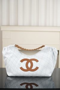 Chanel 26M Coco Beach度假风托特包 浅蓝 图5