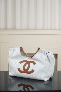 Chanel 26M Coco Beach度假风托特包 浅蓝 图6