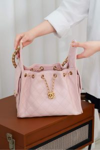 Chanel small hobo 粉色 小号 图5