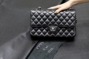 原厂皮 Classic Flap万年经典款Cf中号鱼子酱球纹 图1