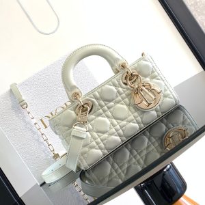 这款 Lady D-Joy 手袋凸显 Lady Dior 系列的简约美学,集中体现了 Dior 对优雅和美丽的深刻洞见。 图1