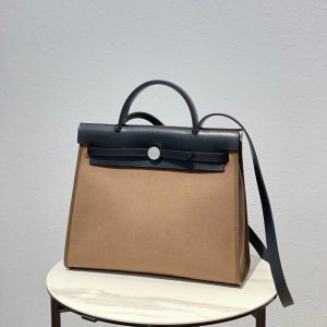 Etoupe一说“性价比”、一说“人生第一包”大家应该就都猜到了它是:Herbag~ 图1