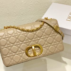 新款到货。 Dior Caro 手袋采杏色牛皮革精心制作,饰以标志性的藤格纹针脚。材质柔软,翻盖饰以复古金色饰面金属“C 图1