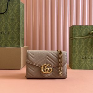 。【原厂皮配专柜全套包装】 GG Marmont系列绗缝迷你手袋。Gucci经典小件配饰继续围绕品牌不断发展的美学理念为 图1