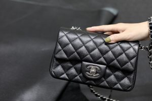 原厂皮 Classic Flap万年经典款Cf大mini鱼子酱球纹回货 图2