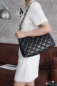 Chanel 24a Hobo黑色 大号 图8