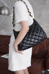 Chanel 24a Hobo黑色 大号 图9