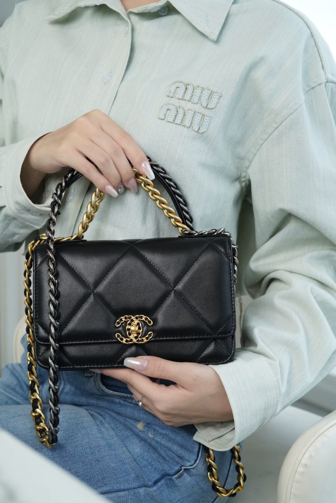 CHANEL 23p 新款19woc 黑金 图1