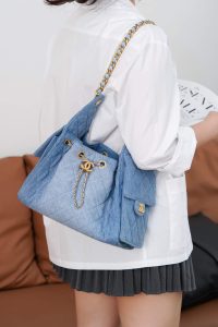 Chanel small hobo bag 牛仔蓝小号 图3