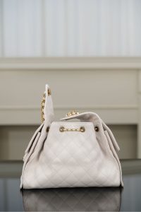 Chanel small hobo 白色 鱼子酱 小号 图2