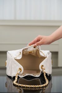 Chanel small hobo 白色 鱼子酱 小号 图6