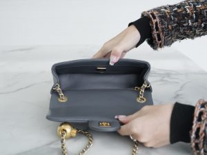 Chanel 金属球 Mini深灰色 图7
