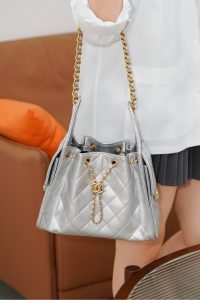 Chanel small hobo 银色 小号 图2