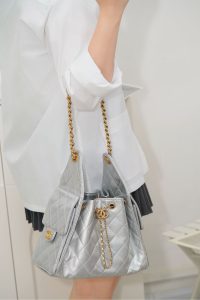 Chanel small hobo 银色 小号 图7