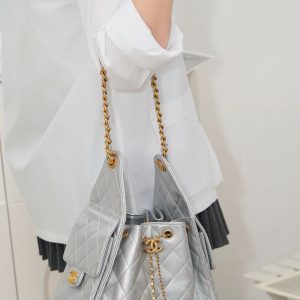 Chanel small hobo 银色 小号 图7