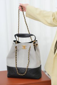 Chanel 25A 水桶包 灰色 图2