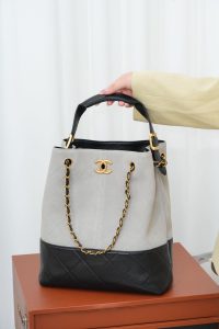 Chanel 25A 水桶包 灰色 图5