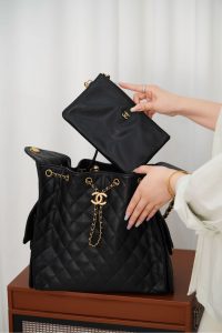 Chanel hobo bag 抽绳水桶包 黑金鱼子酱 中号 图5