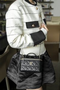 Chanel 25c 新款 手柄盒子包 黑金荔枝牛 图9