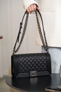 Chanel Leboy 小球纹 黑银中号 图5