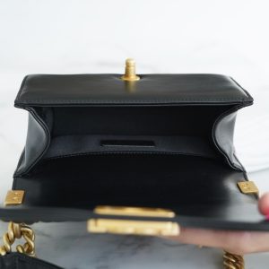 Chanel Leboy 小羊皮黑金 小号 图5