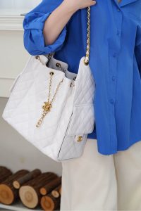 Chanel hobo bag 白色鱼子酱 中号 图4