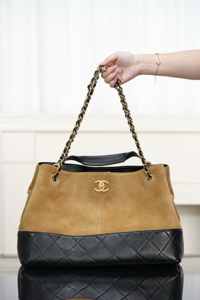 Chanel 25A 高级手工坊 麂皮购物袋 大号 图1