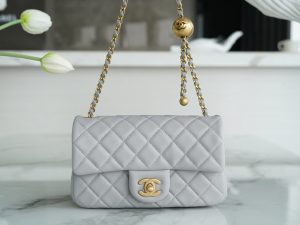 Chanel 王̆̈炸̆̈ CF金属球 大Mini 浅灰色 图1