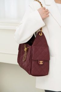 Chanel small hobo 酒红色 小号 图2