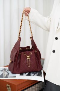 Chanel small hobo 酒红色 小号 图3