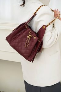 Chanel small hobo 酒红色 小号 图5