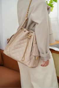 Chanel hobo bag 杏色鱼子酱 中号 图4