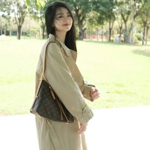 背carryall小号感觉刚好,斜挎也很好看,上身真的很绝,真的爱! 图1