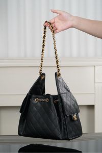 Chanel small hobo 抽绳水桶包 黑金鱼子酱 小号 图5