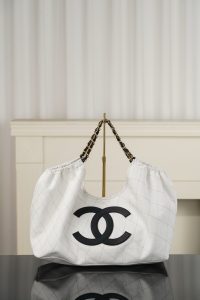 Chanel 26M Coco Beach度假风托特包 白色 图1