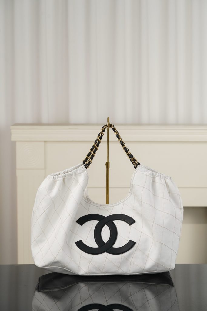 Chanel 26M Coco Beach度假风托特包 白色 图1