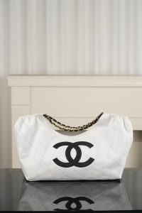 Chanel 26M Coco Beach度假风托特包 白色 图4