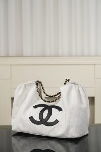 Chanel 26M Coco Beach度假风托特包 白色 图5