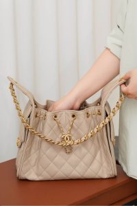 Chanel small hobo 杏色鱼子酱 小号 图5